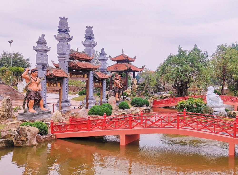 Trước cổng chính là 2 cây cầu gỗ nhỏ xinh
